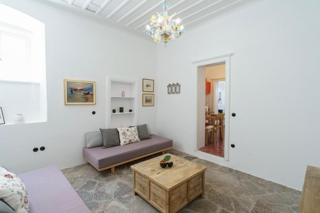 Livin Hydra Private Collection Suite 1 في هيدرا: غرفة معيشة مع أريكة وطاولة