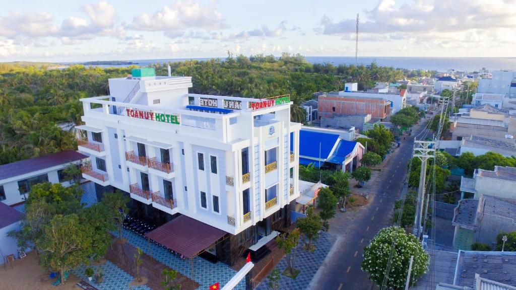an overhead view of a white building in a city at Khách Sạn Toàn Uy - Đảo Phú Quý in Cu Lao Thu