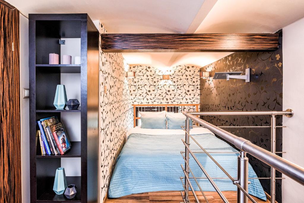 een slaapkamer met een stapelbed en een trap bij Apartment Sare 11 in Krakau