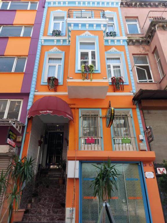 un bâtiment coloré en san francisco dans l'établissement VERSECA HOTEL, à Istanbul