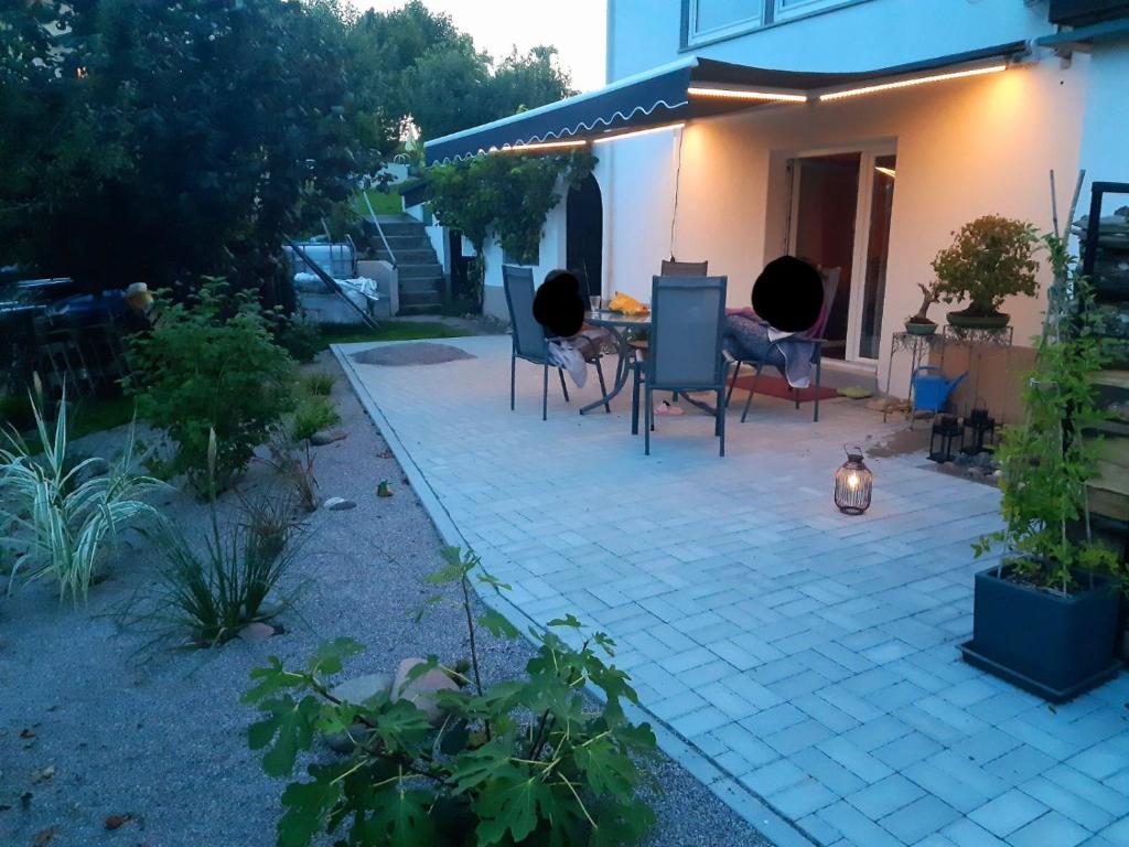 eine Terrasse mit Stühlen und einem Tisch im Hof in der Unterkunft Ferienwohnung Direkt Oberhof in Murg