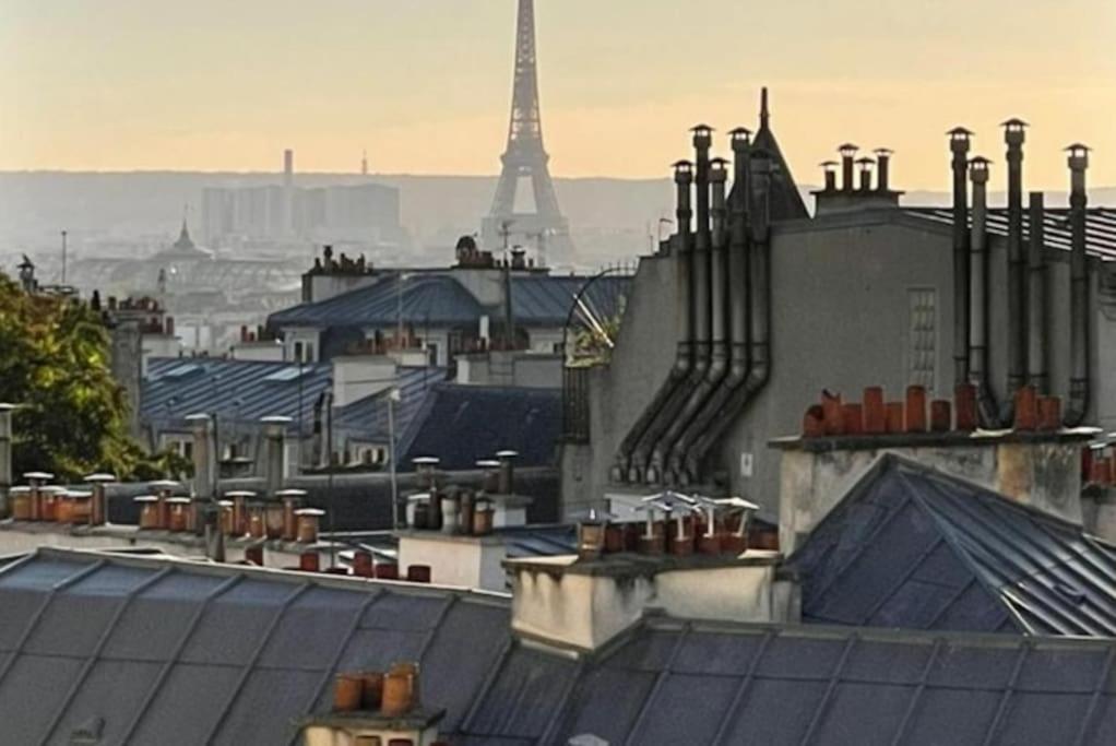 une vue de la tour Eiffel depuis les toits des immeubles dans l'établissement SUPER APPARTEMENT AU COEUR DE MONTMARTRE, à Paris