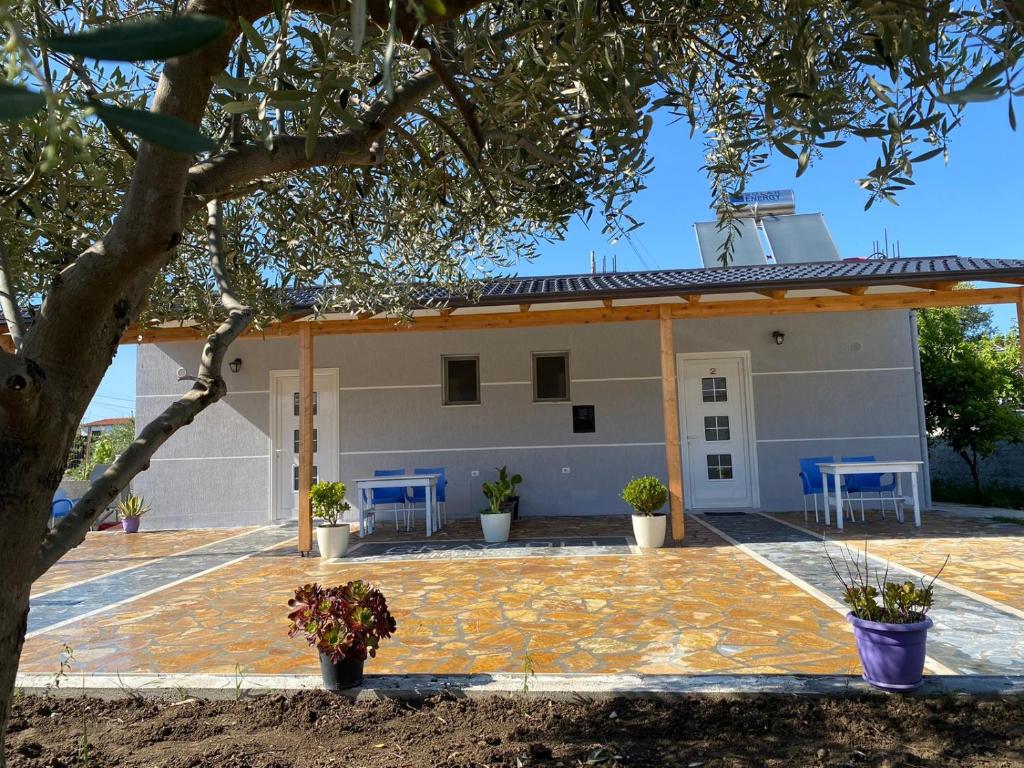 ein Haus mit einer großen Terrasse davor in der Unterkunft Gray&Oli Studios in Vlorë