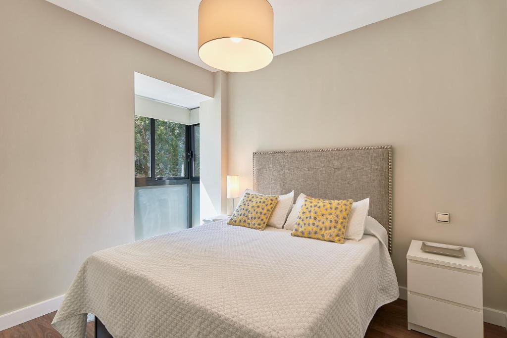een slaapkamer met een bed met gele kussens bij Deluxe la cala Alamar in La Cala de Mijas