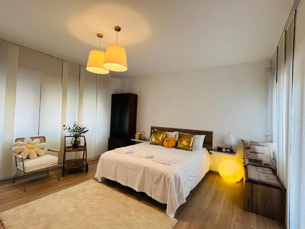 1 dormitorio con 1 cama grande y 1 silla en Private room Thalia Apartments Mestre, en Mestre
