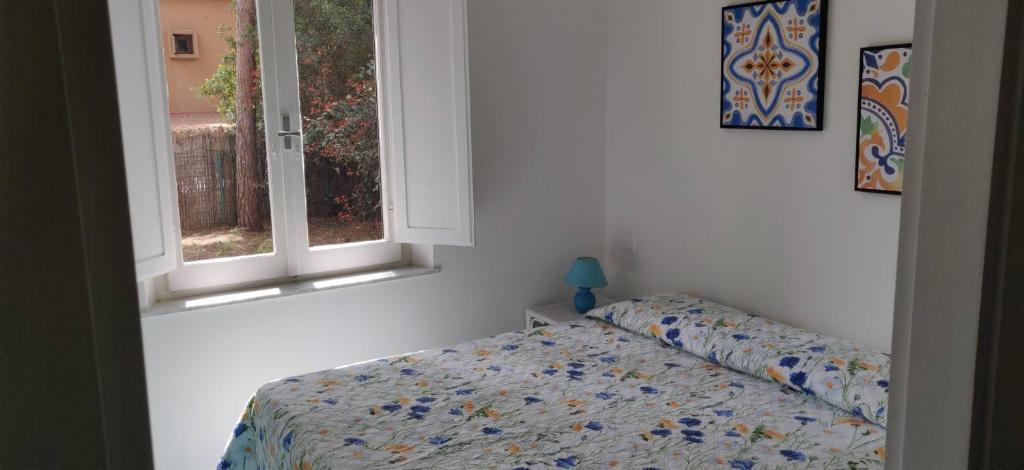 Łóżko lub łóżka w pokoju w obiekcie Villetta in stile mediterraneo
