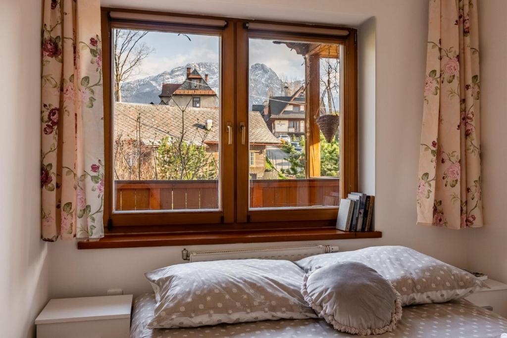 sypialnia z oknem z widokiem na góry w obiekcie Willa Ela Cri w Zakopanem