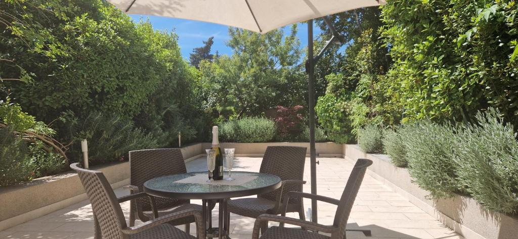 Vonkajšia záhrada v ubytovaní Eden Apartments