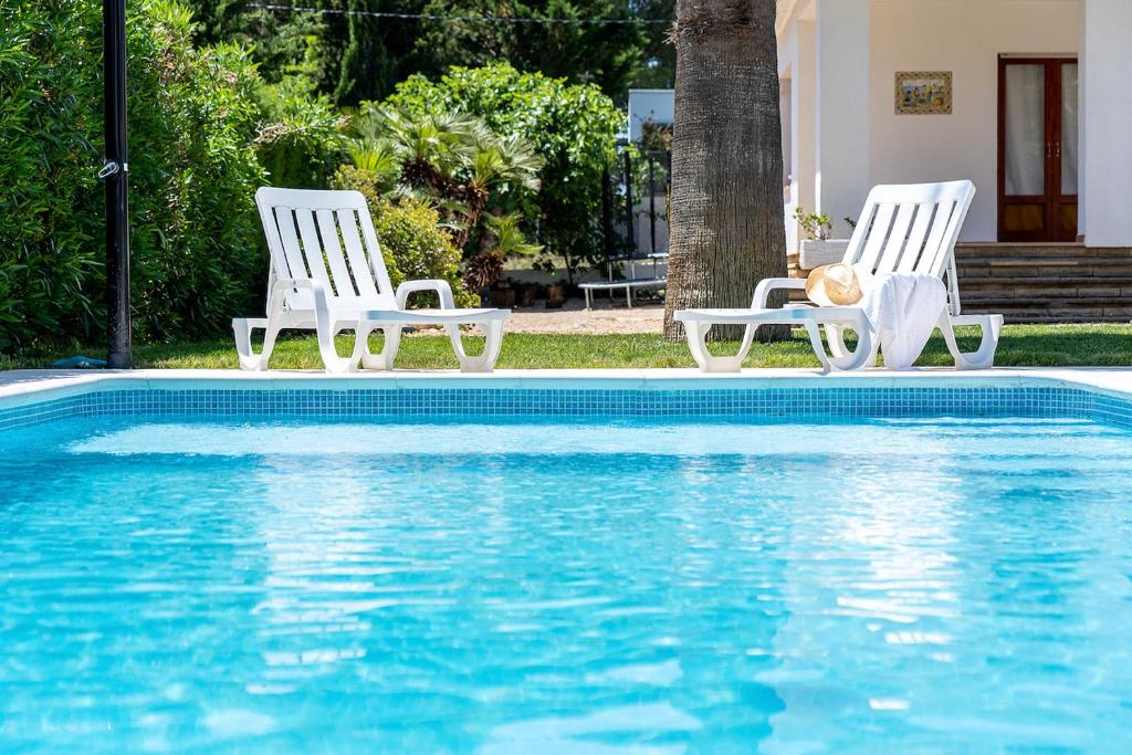 Piscina a VILLA PESCADOR o a prop