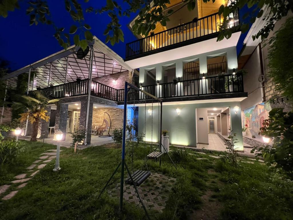 ein Haus mit Lichtern auf dem Hof in der Nacht in der Unterkunft Sheki Hilal Boutigue in Şəki