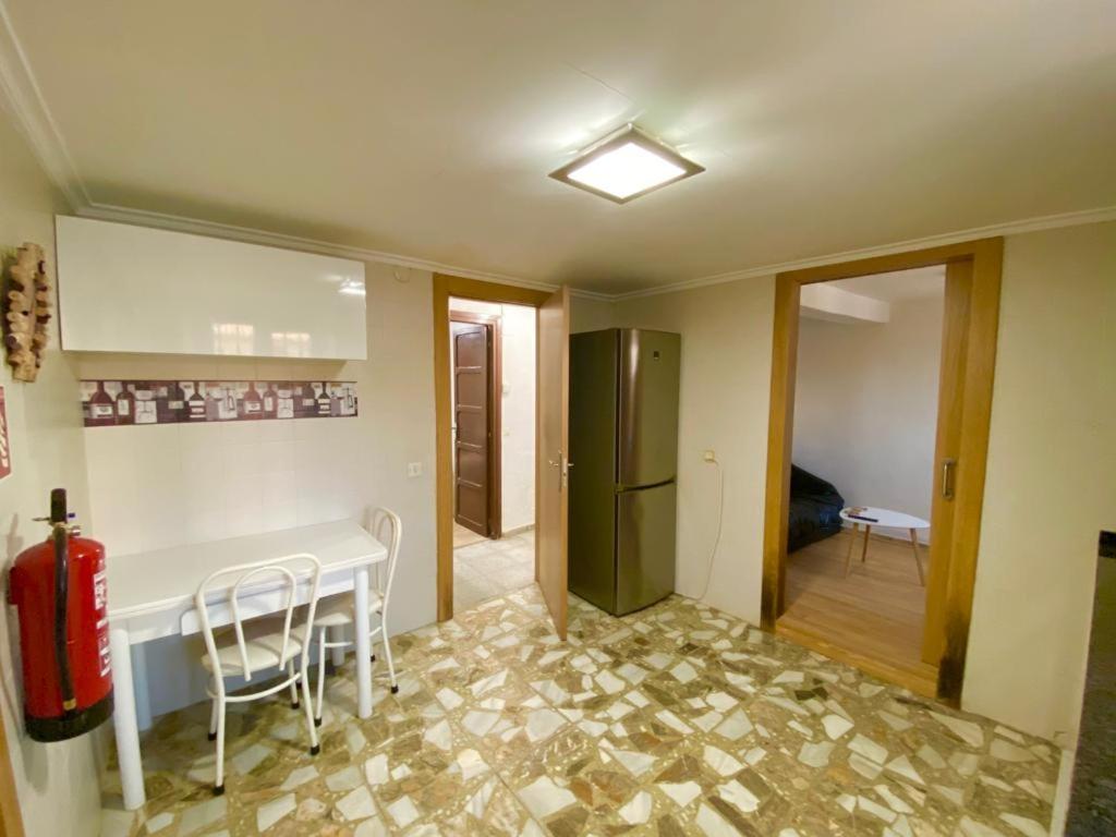 a kitchen with a table and chairs in a room at Casa Dolare a 4 kilometros de Laguardia in Leza