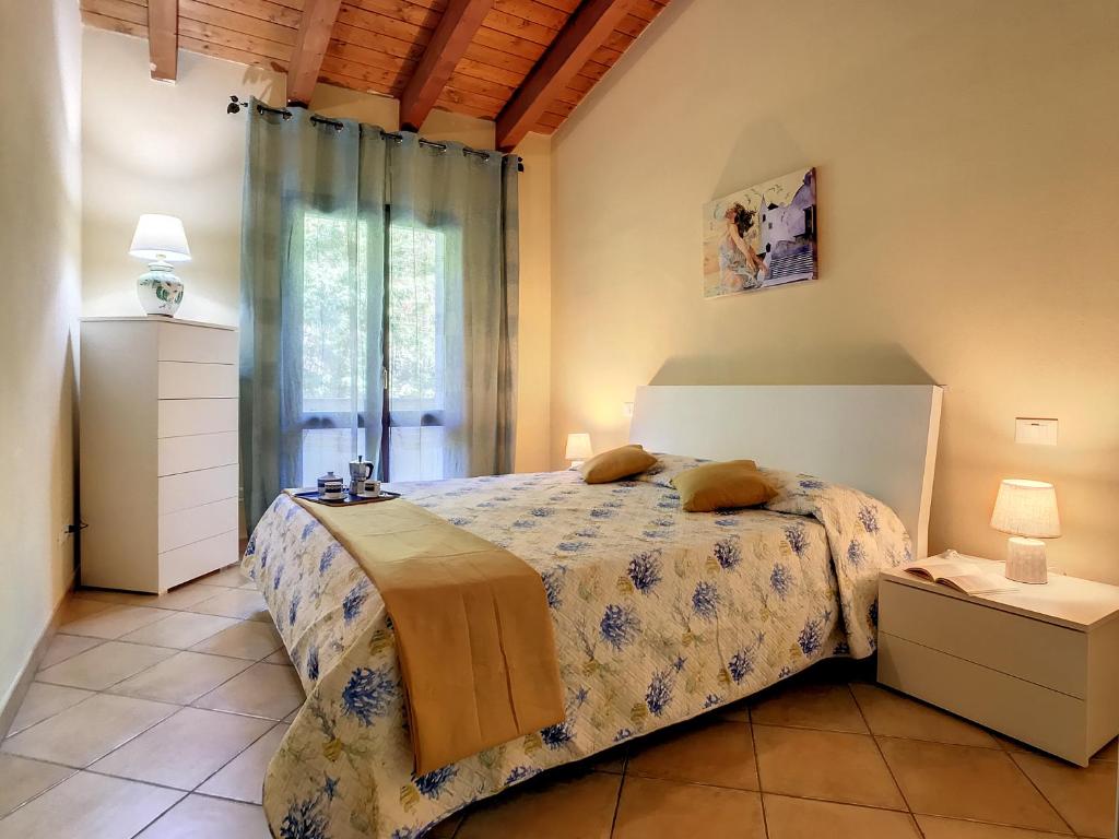 - une chambre avec un lit et une fenêtre dans l'établissement Grazioso attico vicino alla spiaggia e al centro, à Castelsardo