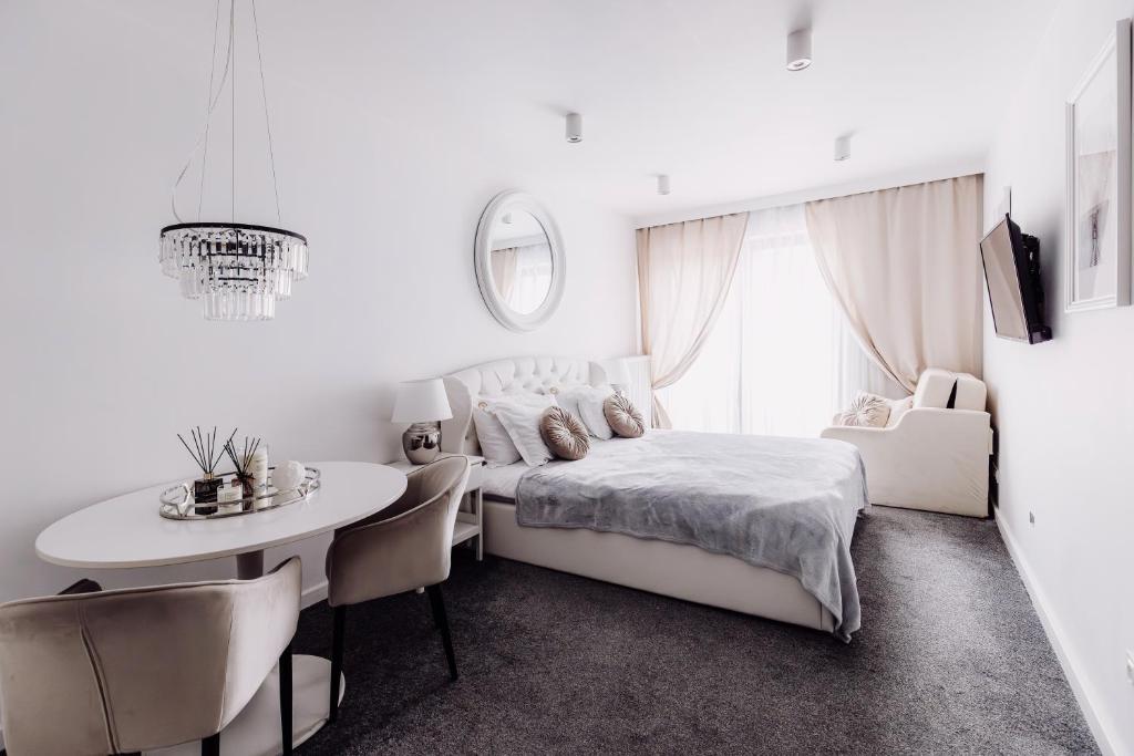 Posteľ alebo postele v izbe v ubytovaní APARTAMENTY ARTE LUBLIN Boczna Lubomelskiej 11 - faktura VAT garaż