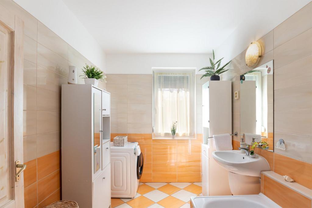 un bagno con lavandino e WC di Angel Apartment a Kecskemét