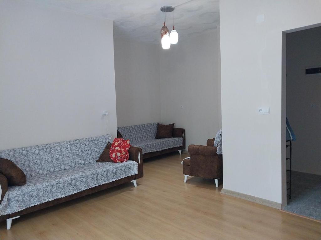 uma sala de estar com dois sofás e duas cadeiras em Io's apartments 
