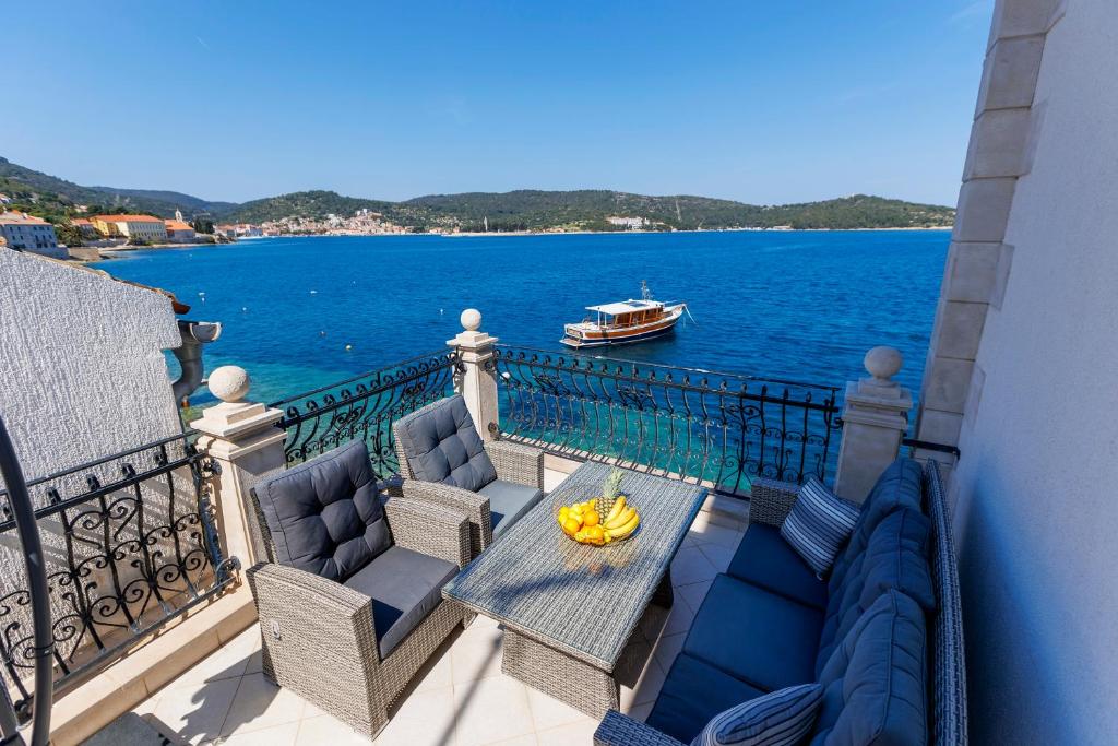 Seafront Apartment For4