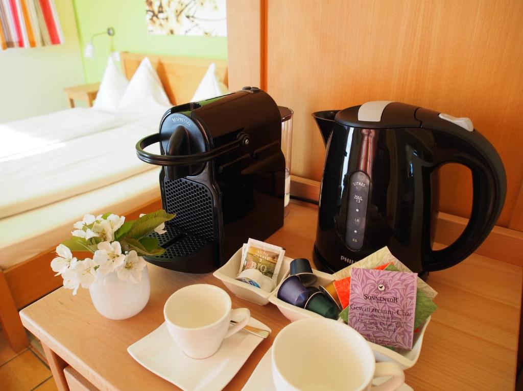 Příslušenství pro přípravu čaje a kávy v ubytování ad vineas Gästehaus Nikolaihof-Hotel Garni