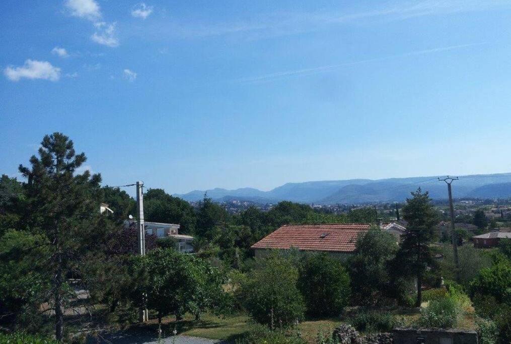 vistas a una ciudad con árboles y montañas en Logement Sud Ardèche, en Saint-Sernin