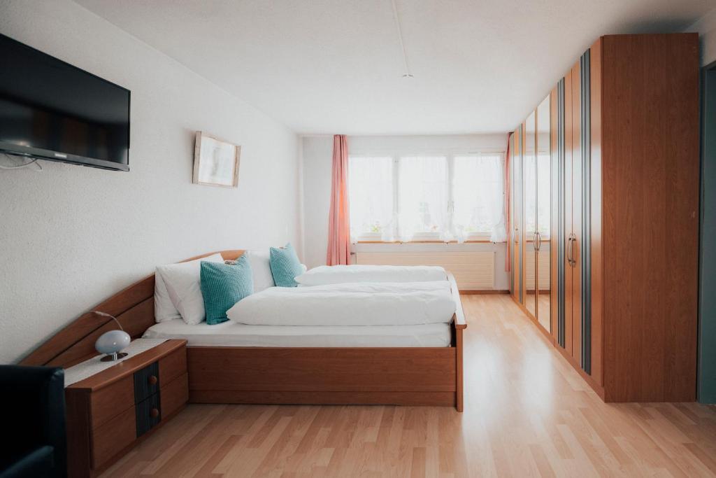 Postel nebo postele na pokoji v ubytování Hotel Krone Gais