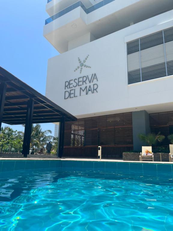 basen przed budynkiem del mar w obiekcie Reserva Del Mar w mieście Santa Marta