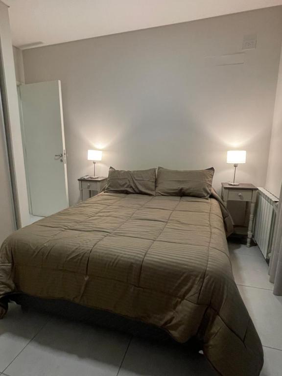 ルハン・デ・クージョにあるLa Victoriaのベッドルーム1室(ベッド1台、ランプ2つ、テーブル2台付)