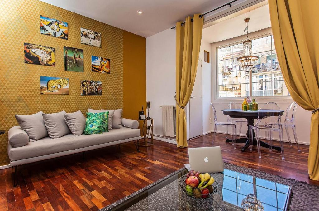 sala de estar con sofá y mesa en Sweet Inn - Dali Apartment Gracia, en Barcelona