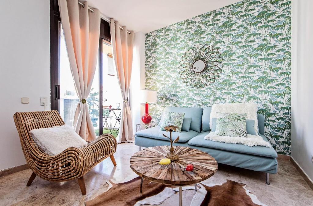 sala de estar con sofá azul y mesa en Sweet Inn - Cosy Ciutadella, en Barcelona