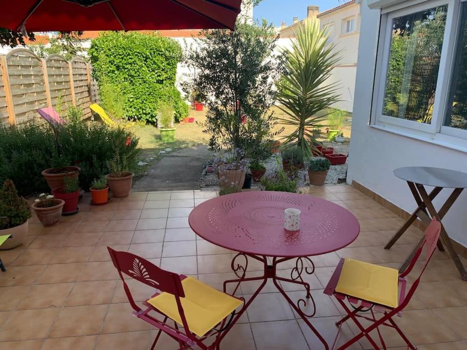 einen lila Tisch und Stühle auf einer Terrasse in der Unterkunft Charmant studio in La Rochelle