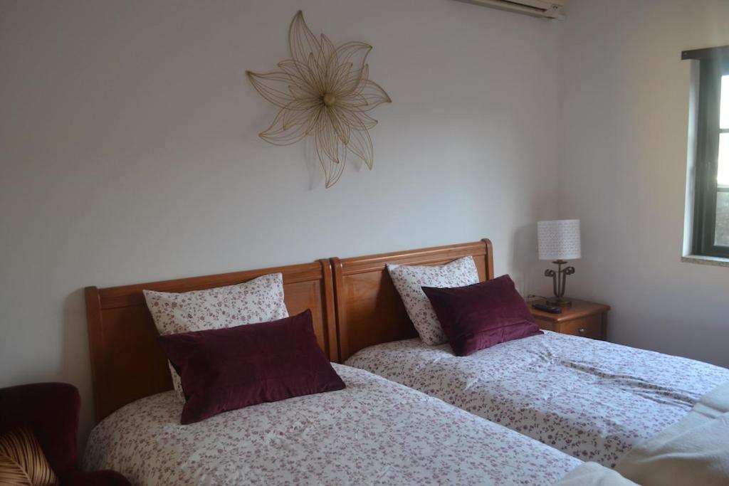 ペーゾ・ダ・レーグアにあるQuinta de São Domingos houseの- ベッドルーム(紫色の枕付きベッド2台付)