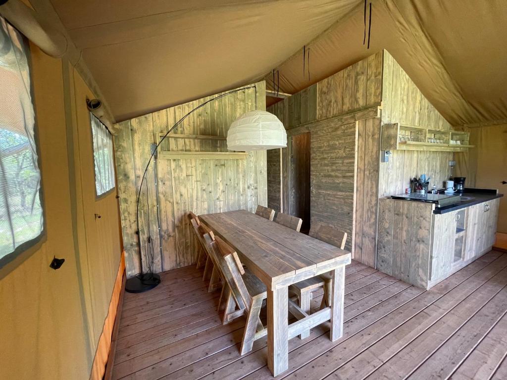 Kuchyň nebo kuchyňský kout v ubytování Lodges du Bois Dodo