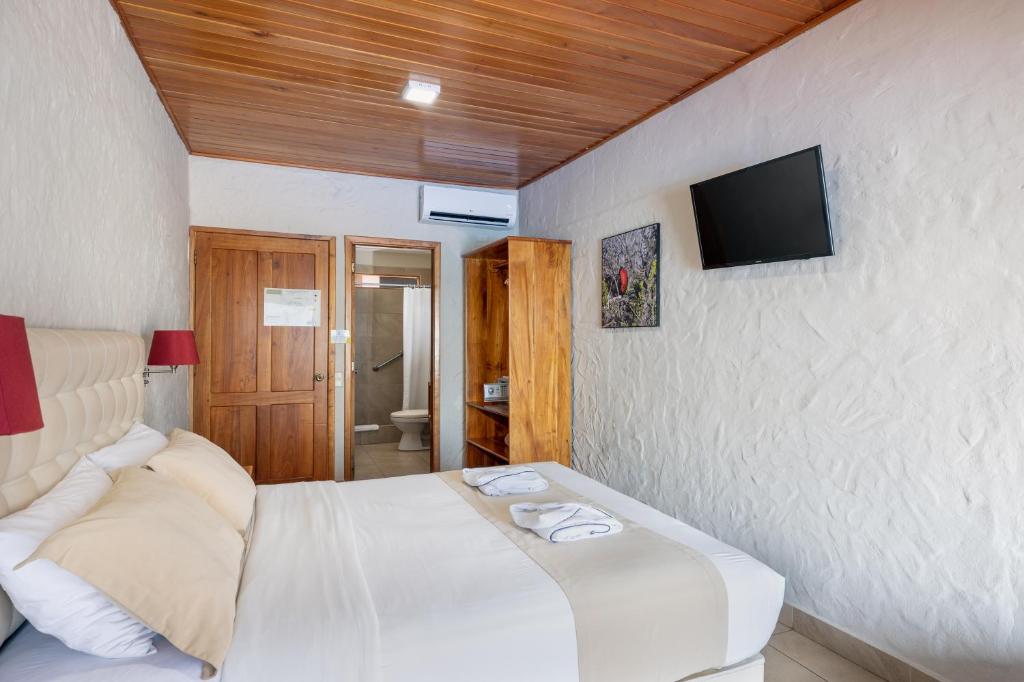 Postel nebo postele na pokoji v ubytování Blu Galapagos Sustainable Waterfront Lodge