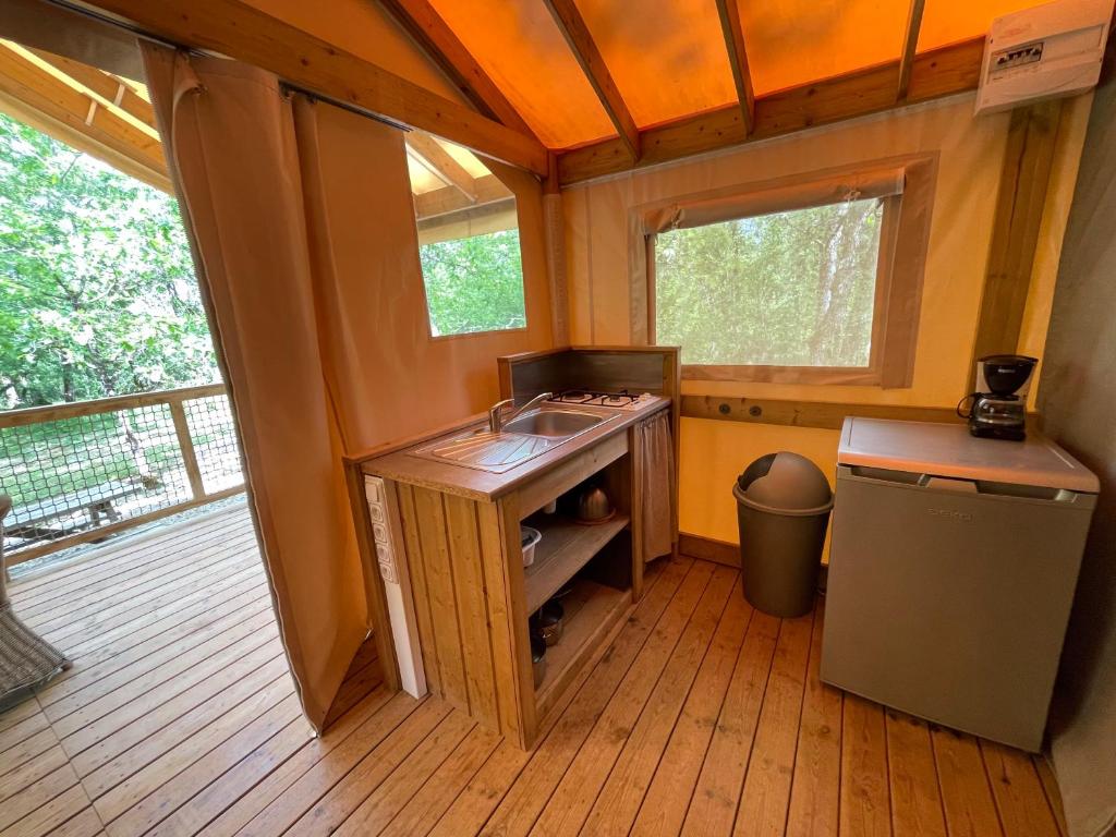 Kuchyň nebo kuchyňský kout v ubytování Lodges du Bois Dodo