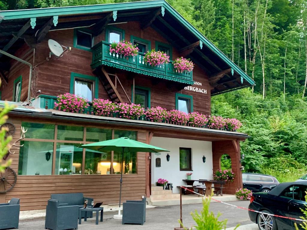 un edificio con una sombrilla delante de él en Bergbach, en Ramsau