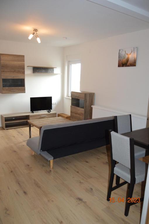 a living room with a bed and a table at Ferienwohnung Fillsack 