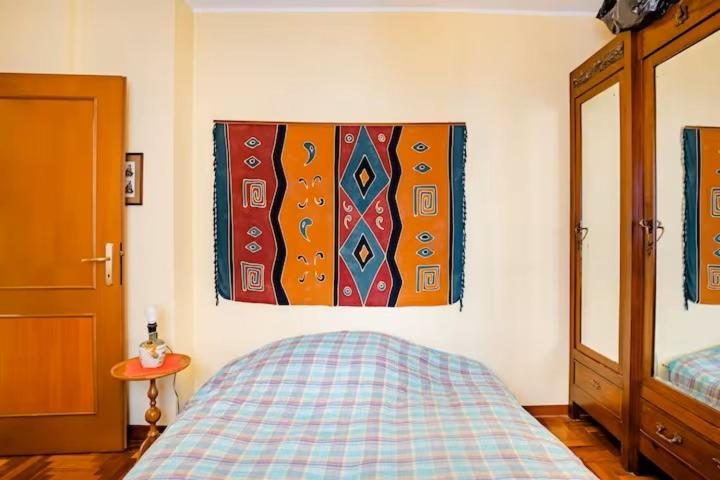 ローマにあるElisabetta's Roomのベッドルーム1室(ベッド1台、壁掛け毛布付)