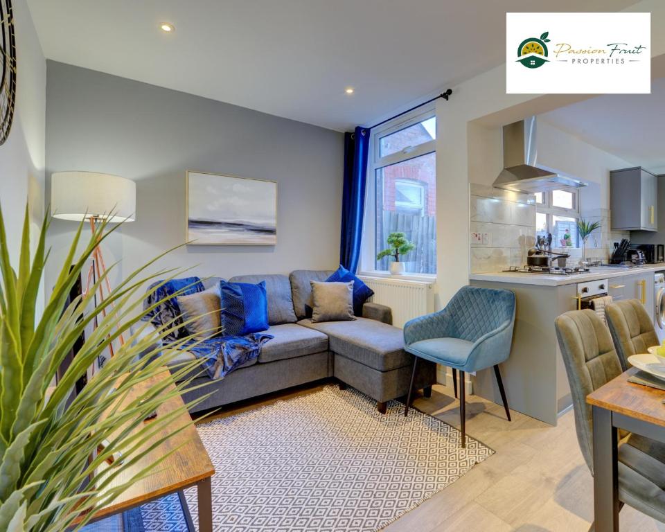 5 Bedroom House near Coventry City Centre with Netflix Wi-fi and Parking -34HRC - Housity