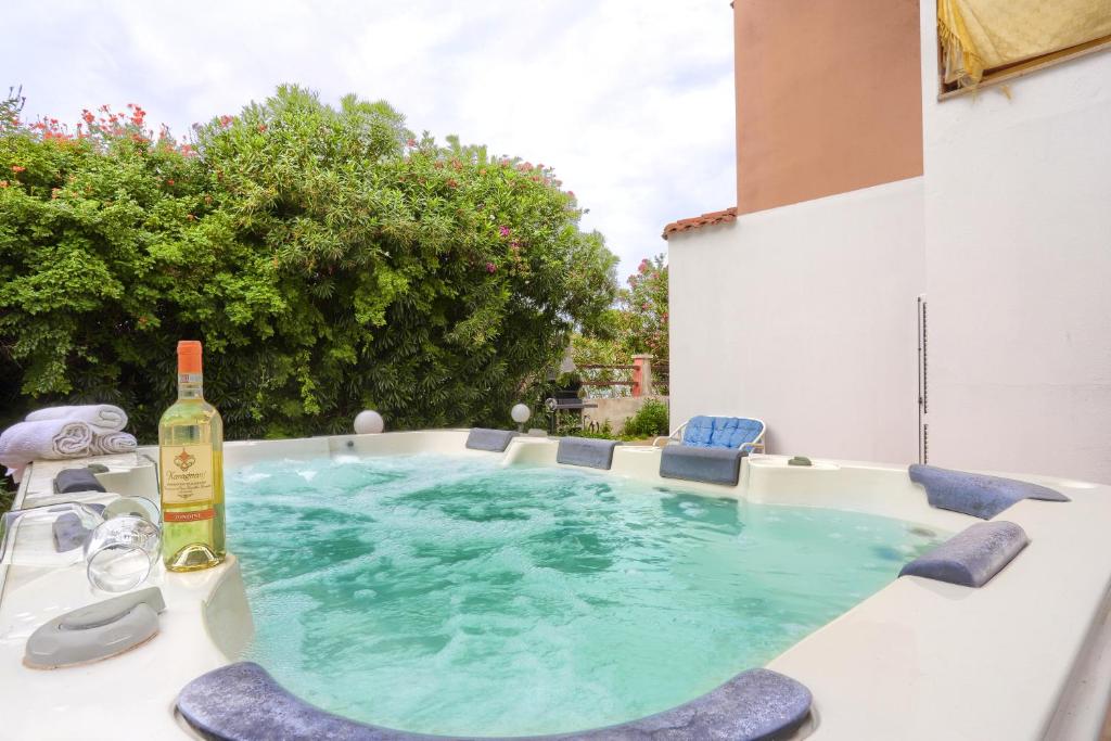 Swimmingpoolen hos eller tæt på Isola Blu, Jacuzzi & Pool by DomusAway