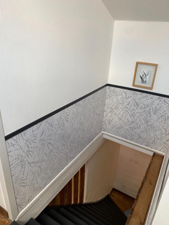 a stairwell with a patterned wall at Superbe appartement F4 au cœur de Malo-les-bains in Dunkerque