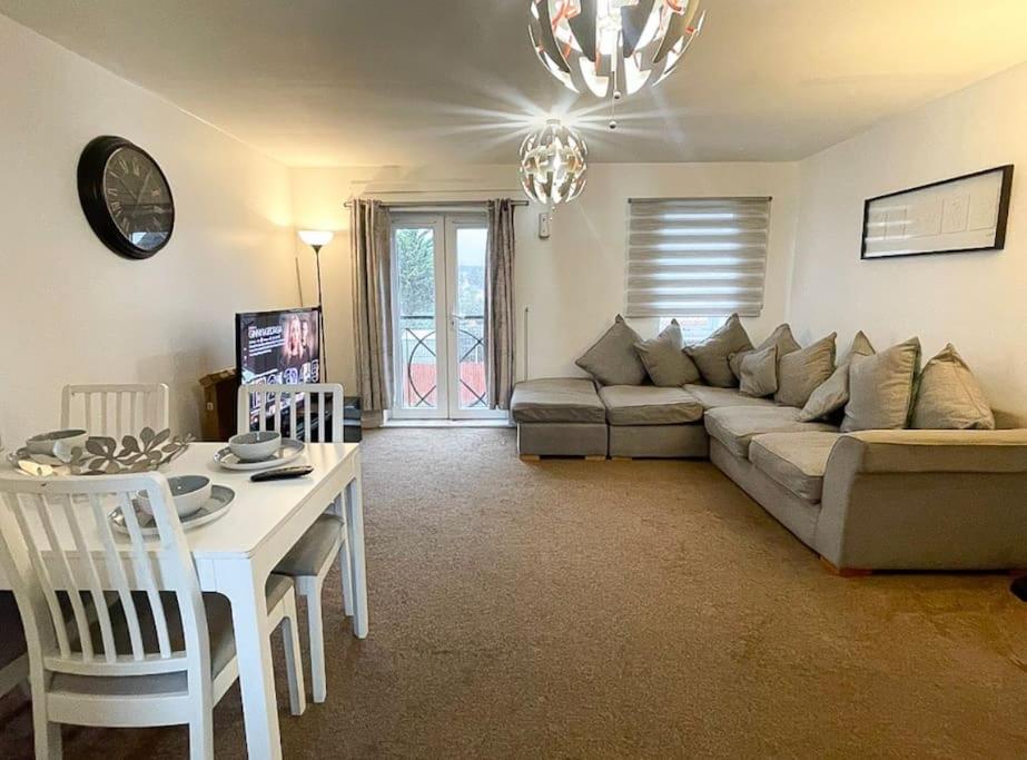 uma sala de estar com um sofá e uma mesa em Cosy One Bedroom Flat in London em North Woolwich