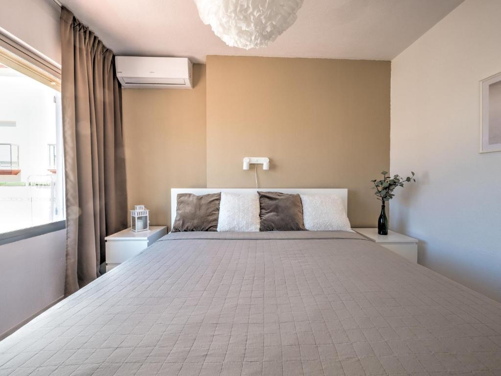sypialnia z dużym łóżkiem w pokoju w obiekcie Fantastic penthouse with roof terrace in the heart of Nerja w mieście Nerja