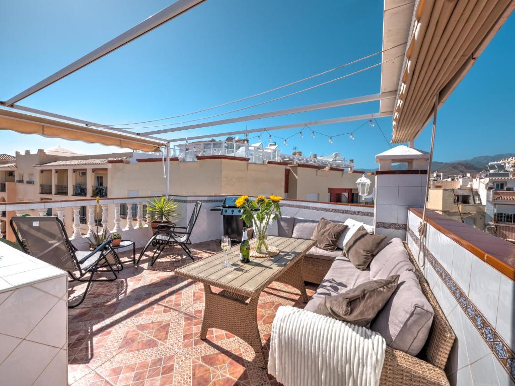 Balkon lub taras w obiekcie Fantastic penthouse with roof terrace in the heart of Nerja
