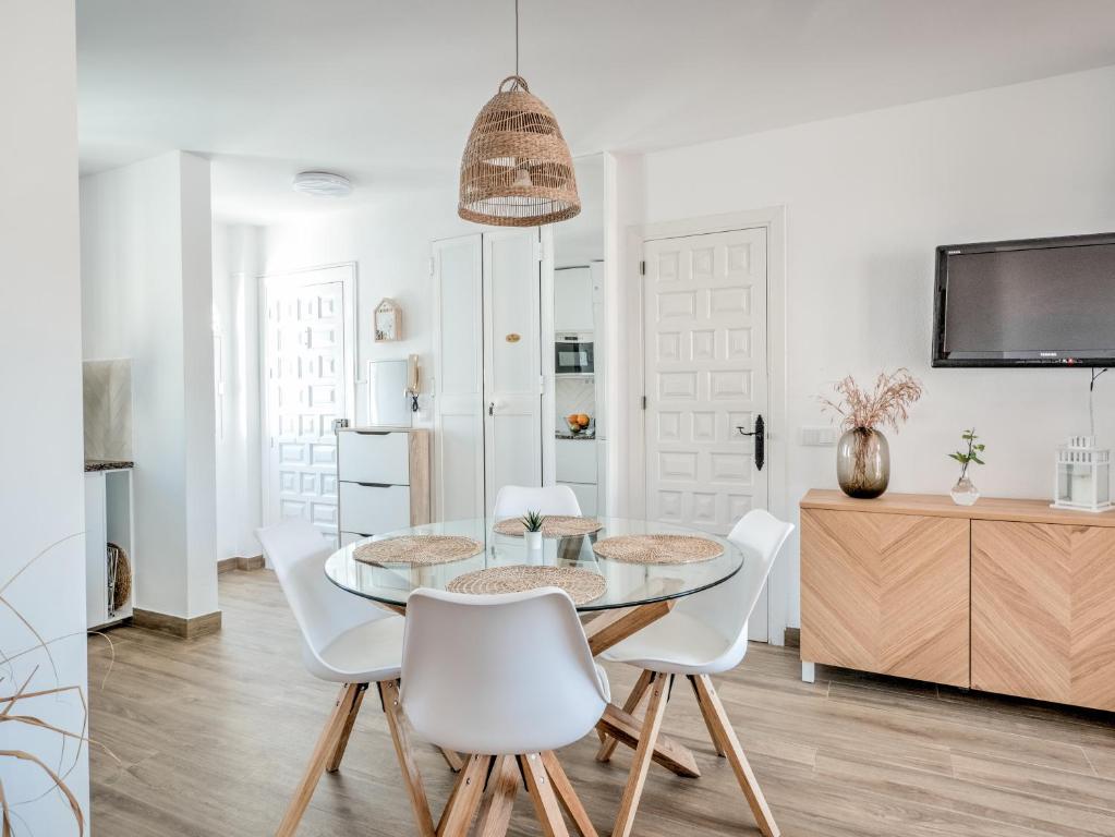Telewizja i/lub zestaw kina domowego w obiekcie Fantastic penthouse with roof terrace in the heart of Nerja