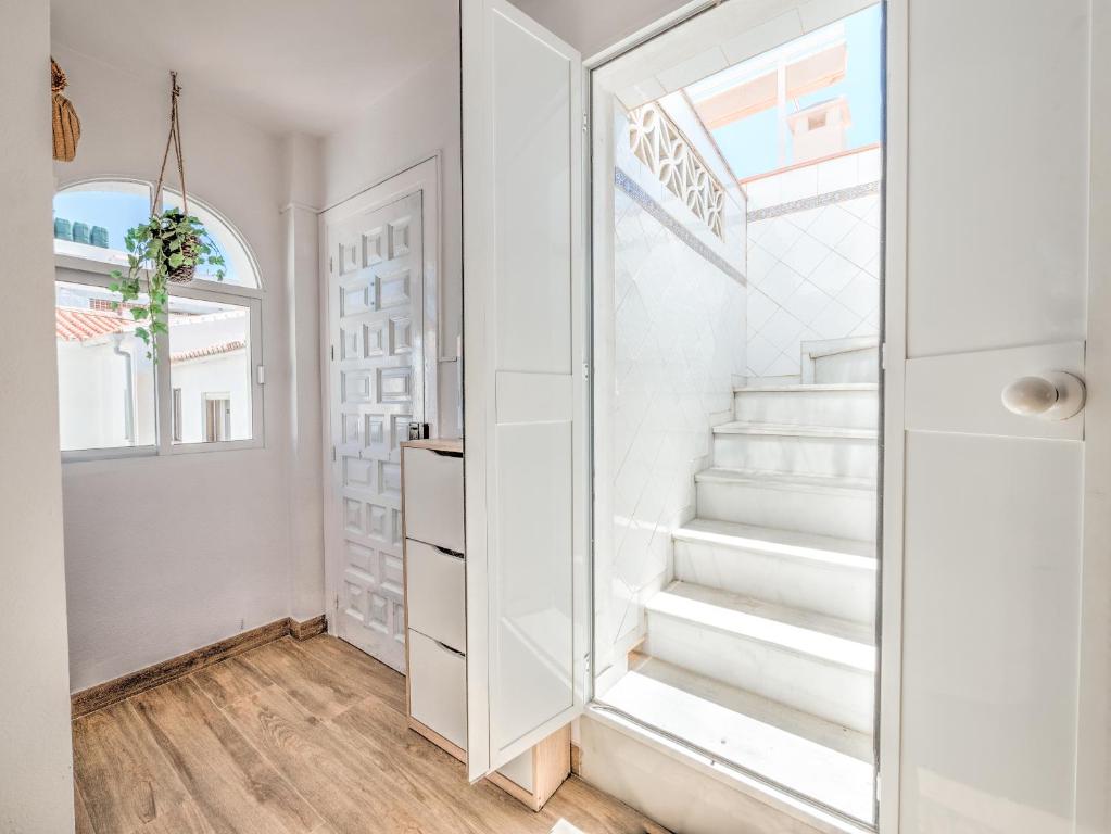 Zdjęcie z galerii obiektu Fantastic penthouse with roof terrace in the heart of Nerja w mieście Nerja