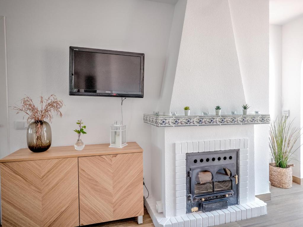Telewizja i/lub zestaw kina domowego w obiekcie Fantastic penthouse with roof terrace in the heart of Nerja