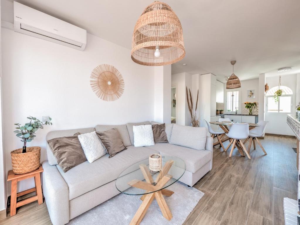 Część wypoczynkowa w obiekcie Fantastic penthouse with roof terrace in the heart of Nerja
