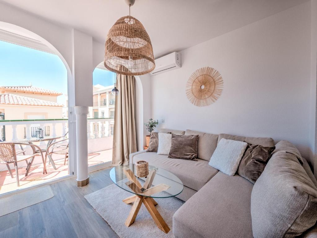 Część wypoczynkowa w obiekcie Fantastic penthouse with roof terrace in the heart of Nerja