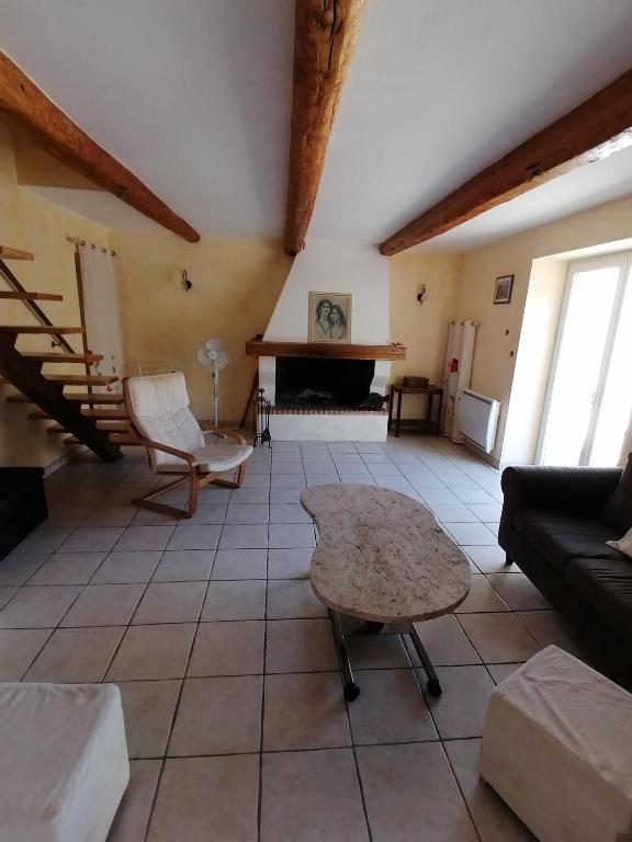 un salon avec un canapé et une table dans l'établissement Maison de village, à La Tour-sur-Orb