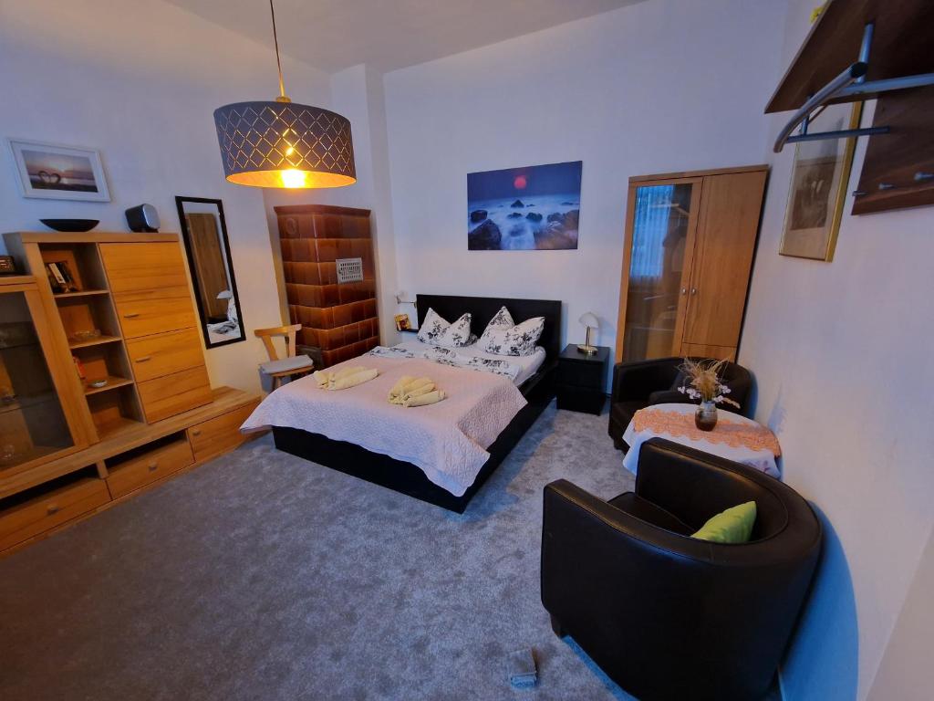 ハーフェルベルクにあるFerienwohnung auf der Stadtinselのベッドルーム1室(ベッド1台、ソファ、椅子付)