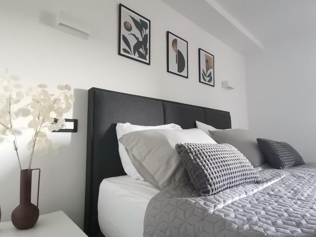 a white bedroom with a bed with white pillows at Casa Zonti in Kanfanar