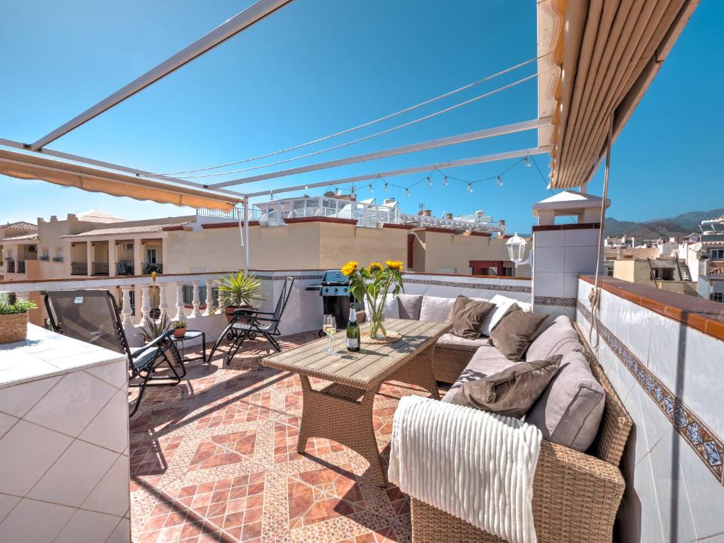 Balkon lub taras w obiekcie Fantastic penthouse with roof terrace in the heart of Nerja